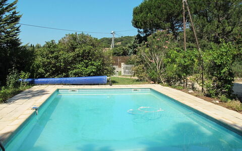 La Rouveyrolle: L'Eau, Plante, Ciel, Propriété, Piscine, Bleu Azur, Arbre, Rectangle, Ombre, Loisir