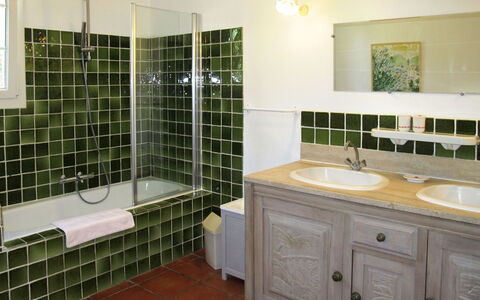 La Rouveyrolle: Luminaire Plomberie, Armoire De Toilette, Robinet, Évier, Cabinetry, Produit, Lavabo, Salle De Bains, Douche, Design Intérieur
