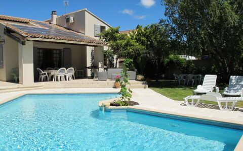 A Qui Sian Ben: L'Eau, Plante, Ciel, Propriété, Bâtiment, Piscine, Bleu Azur, Fenêtre, Arbre, Ombre