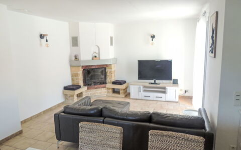 Kasara: Meubles, Design Intérieur, Sol, Canapé, Sol, Salon, Pièce, Bois, Télévision, Plafond