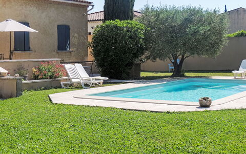 Kasara: Piscine, Zone Résidentielle, Recours, Arrière-Cour, Jardin, Mobilier De Jardin, Pelouse, Aménagement Paysager, Cour
