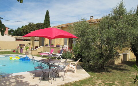 Kasara: Nuage, Ciel, L'Eau, Plante, Bâtiment, Table, Parapluie, Chaise, Arbre, Ombre