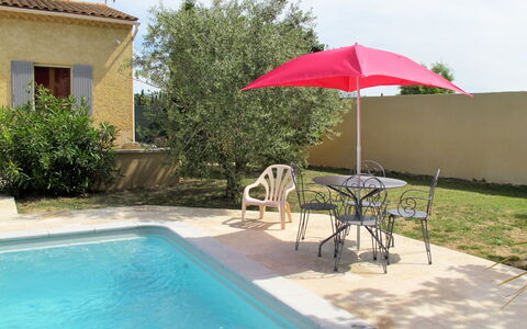 Kasara: L'Eau, Plante, Propriété, Ciel, Bâtiment, Piscine, Bleu Azur, Ombre, Arbre, Mobilier De Jardin