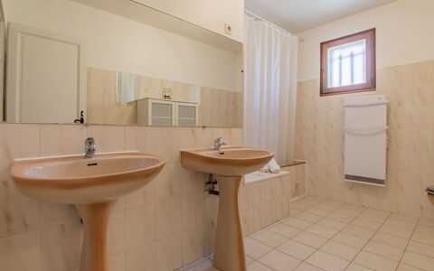 Kasara: Miroir, Robinet, Évier, Propriété, Lavabo, Luminaire Plomberie, Bois, Salle De Bains, Bâtiment