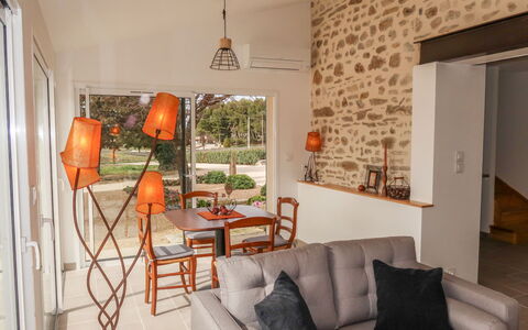 La Machotte: Propriété, Meubles, Canapé, Table, Plante, Bois, Orange, Design Intérieur, Salon, Cadre