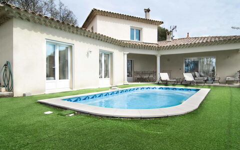 L'Esquirou: Nuage, L'Eau, Ciel, Propriété, Plante, Piscine, Bâtiment, Fenêtre, Bleu Azur, Bleu