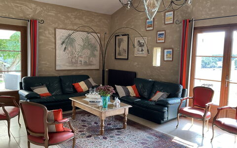La Princesse: Meubles, Propriété, Canapé, Cadre, Table, Fenêtre, Éclairage, Design Intérieur, Salon, Chaise