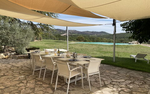 La Princesse: Table, Plante, Meubles, Bâtiment, Chaise, Tableau De Plein Air, Arbre, Ombre, Design Intérieur, Mobilier De Jardin