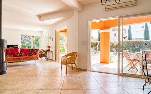 Villa Faro: Meubles, Plante, Chaise, Bois, Orange, Design Intérieur, Sol, Plante D'Appartement, Sol, Bâtiment