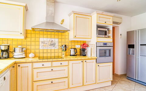 Villa Faro: Cabinetry, Comptoir, Propriété, Meubles, Évier, Appareil De Cuisine, Cuisine, Bâtiment, Cuisinière, Bois