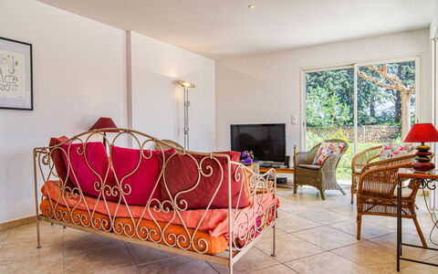 Villa Faro: Meubles, Confort, Décoration, Canapé, Bâtiment, Bois, Cadre De Lit, Cadre, Salon, Canapé-Lit