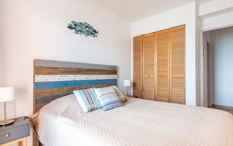 Baie des Lecques: Lit, Chambre, Meubles, Design Intérieur, Literie, Drap De Lit, Bois, Sol, Sol, Linge