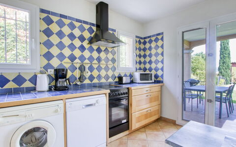 Le Puit des Oliviers 2: Cabinetry, Meubles, Comptoir, Fenêtre, Cuisine, Bleu Azur, Table, Évier, Evier, Bois