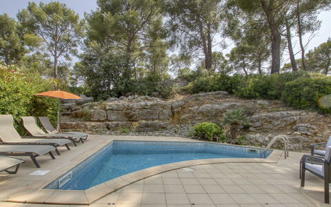 Le Puit des Oliviers i: L'Eau, Plante, Propriété, Piscine, Arbre, Ciel, Lot Terre, Ombre, Mobilier De Jardin, Herbe