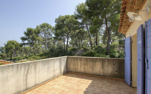 Le Puit des Oliviers i: Ciel, Arbre, Surface De La Route, Plante, Lot Terre, Bâtiment, Bois, Ombre, Composite, Paysage