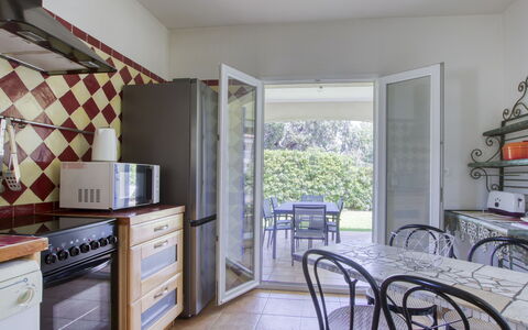 Le Puit des Oliviers i: Cabinetry, Cuisine, Bâtiment, Bois, Design Intérieur, Comptoir, Sol, Sol, Chaise, Tiroir