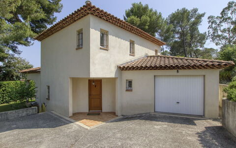 Le Puit des Oliviers i: Bâtiment, Plante, Propriété, Ciel, Arbre, Porte, Maison, Lot Terre, Chalet