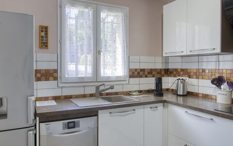 De Manou: Cabinetry, Evier, Propriété, Comptoir, Évier, Bâtiment, Fenêtre, Cuisinière, Cuisine, Bois