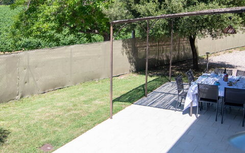 Les Restanques: Propriété, Plante, Chaise, Arbre, Table, Ombre, Mobilier De Jardin, Tableau De Plein Air, Herbe, Design Urbain