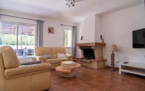 Les Restanques: Meubles, Propriété, Fenêtre, Canapé, Bois, Éclairage, Design Intérieur, Ventilateur De Plafond, Salon, Sol