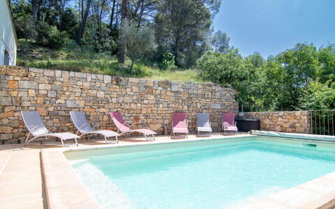 Les Restanques: L'Eau, Propriété, Meubles, Plante, Ciel, Bleu Azur, Piscine, Rectangle, Arbre, Chaise