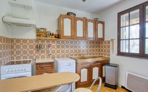 Le Hameau des Launes: Meubles, Cabinetry, Propriété, Fenêtre, Comptoir, Bois, Tiroir, Design Intérieur, Éclairage, Cuisine