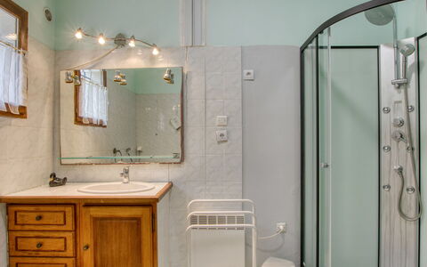 Le Hameau des Launes: Miroir, Robinet, Luminaire Plomberie, Évier, Armoire De Toilette, Bâtiment, Cabinetry, Salle De Bains, Lavabo