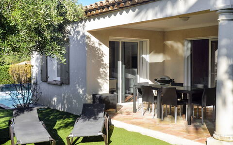Domaine de L'Eilen V68I: Plante, Bâtiment, Propriété, Meubles, Fenêtre, Ombre, Design Intérieur, Chaise, Architecture, Porte