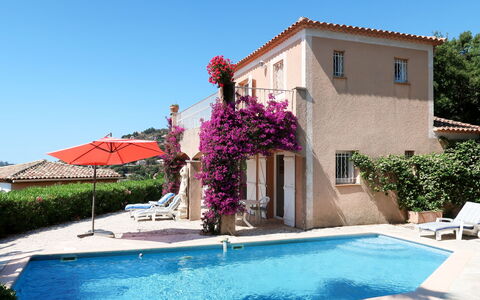 Yalou: L'Eau, Plante, Ciel, Bâtiment, Fleur, Fenêtre, Bleu Azur, Piscine, Bleu, Ombre