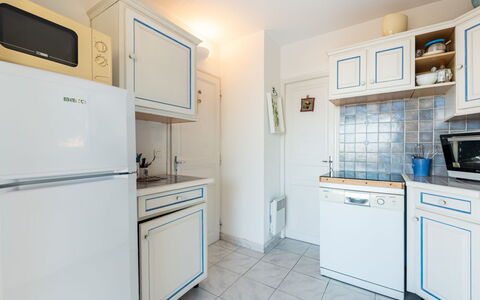 Yalou: Cabinetry, Propriété, Appareil De Cuisine, Électroménager, Cuisine, Cuisinière, Réfrigérateur, Design Intérieur, Principaux Appliance, Sol