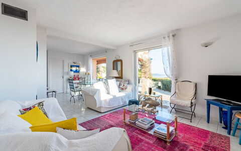 Yalou: Cadre, Meubles, Propriété, Canapé, Table, Bâtiment, Design Intérieur, Fenêtre, Confort, Sol
