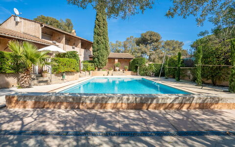 Le Pin: L'Eau, Plante, Bâtiment, Ciel, Propriété, Piscine, La Nature, Bleu Azur, Arbre, Ombre