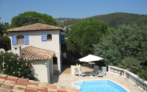 Botteri: L'Eau, Plante, Bâtiment, Ciel, Piscine, Fenêtre, Arbre, Chaise, Maison, Parapluie