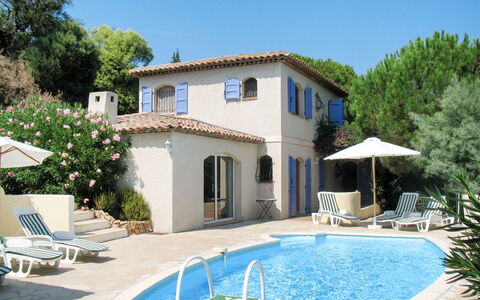 Botteri: L'Eau, Plante, Propriété, Bâtiment, Meubles, Fenêtre, Ciel, Bleu Azur, Arbre, Piscine