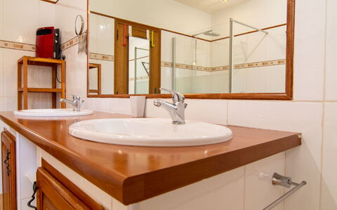Villa Gaïa: Marron, Robinet, Luminaire Plomberie, Miroir, Évier, Lavabo, Propriété, Armoire De Toilette, Salle De Bains, Cabinetry
