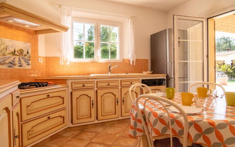 Villa Gaïa: Meubles, Cabinetry, Évier, Comptoir, Fenêtre, Tiroir, Bois, Cuisine, Plante D'Appartement, Design Intérieur