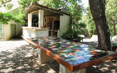 Mas des Lavandes: Plante, Table, Propriété, Arbre, Ombre, Bois, Bâtiment, Architecture, Mobilier De Jardin, Herbe
