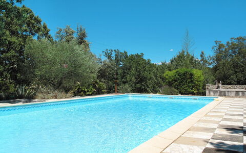 Mas des Lavandes: L'Eau, Ciel, Plante, Propriété, Bleu, Piscine, Bleu Azur, Rectangle, Arbre, Ombre