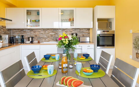 Plein Sud: Cabinetry, Propriété, Meubles, Comptoir, Table, Cuisine, Bois, Plante D'Appartement, Plante, Appareil De Cuisine