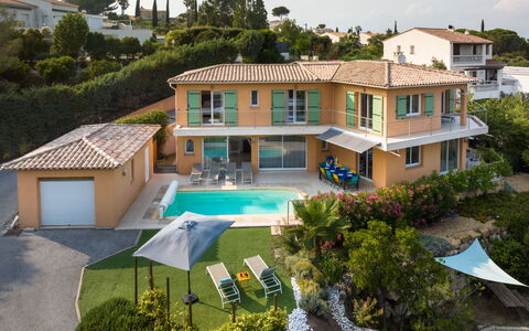 Plein Sud: Plante, Bâtiment, Propriété, Fenêtre, Bleu Azur, Arbre, Ciel, Piscine, Design Urbain, Maison