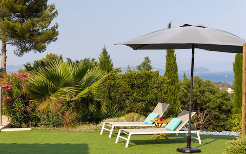 Plein Sud: Plante, Communauté Des Plantes, Ciel, Ombre, Mobilier De Jardin, Tableau De Plein Air, Arbre, Balancelle, Lot Terre, Table