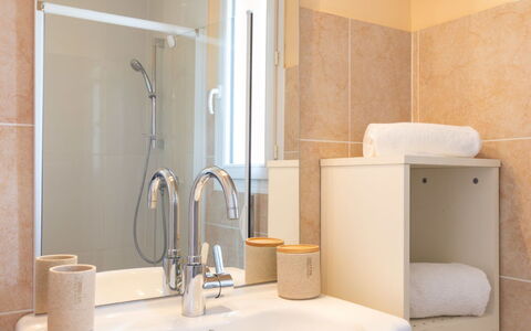 Plein Sud: Miroir, Robinet, Luminaire Plomberie, Évier, Lavabo, Propriété, Salle De Bains, Bâtiment, Bois, Design Intérieur