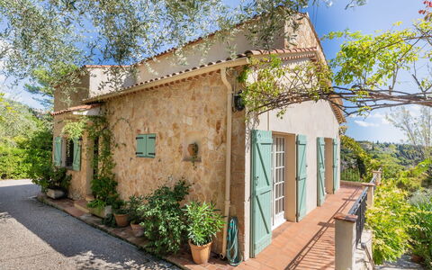La Garance: Plante, Propriété, Fenêtre, Bâtiment, Ciel, Porte, Lot Terre, Chalet, Arbre, Zone Résidentielle