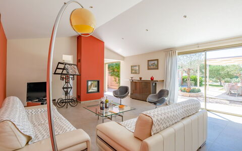 Arbelle: Meubles, Propriété, Plante, Confort, Bâtiment, Orange, Canapé, Design Intérieur, Sol, Maison