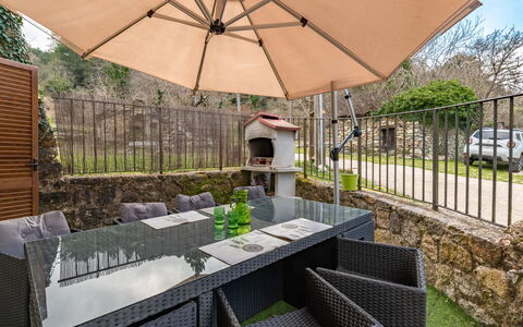 Migone de Sampolo: Plante, Propriété, Bâtiment, Table, Ombre, Design Intérieur, Arbre, Architecture, Chaise, Mobilier De Jardin