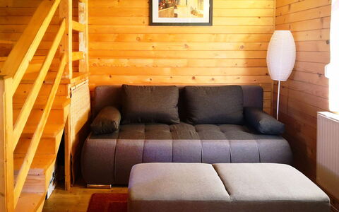 Hajnal: Propriété, Meubles, Cadre, Canapé, Bois, Éclairage, Design Intérieur, Salon, Sol, Rectangle