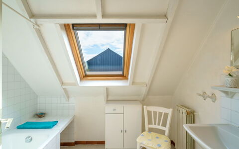 Pen Ilis: Propriété, Cabinetry, Meubles, Armoire De Toilette, Évier, Robinet, Bleu Azur, Bâtiment, Bois, Violet