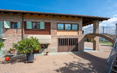 Antica Cascina: Plante, Ciel, Fenêtre, Propriété, Bâtiment, Pot De Fleur, Porte, Plante D'Appartement, Lot Terre, Ombre