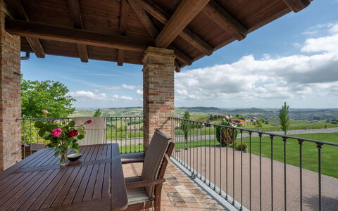Antica Cascina: Ciel, Fleur, Propriété, Nuage, Plante, Meubles, Bois, Ombre, Porche, Arbre