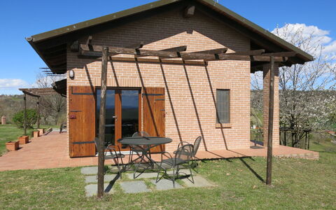Le Rose Rosse: Ciel, Plante, Ombre, Bâtiment, Lot Terre, Bois, Chalet, Arbre, Nuage, Herbe